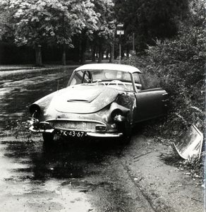 602861 Afbeelding van een door het natte en gladde wegdek geslipte en verongelijkte auto bij het Wilhelminapark te Utrecht.